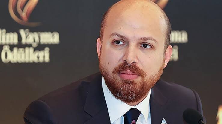 PiyasaTturkiye's tweet photo. 🔴 Bilal Erdoğan:

▪️Türkiye'de bir yılını veyahut da 10 ayını geçiren bir uluslararası öğrenci ortalama bir turistin bıraktığı dövizin en az 10 katını ülkemize bırakıyor. 

▪️Bu şekilde düşünecek olursak 350 bin uluslararası öğrencinin 3,5 milyon aslında turiste tekabül ettiğini düşünün, ekonomik karşılık olarak. 

▪️Ama bunun ötesinde, Türkiye'de üç gününü, bir haftasını geçiren, işte deniz kenarında tatil yapan bir turistin Türkiye'yle ilgili ne kadar reklam yapabilir, ne kadar Türkiye'nin elçisi olabilir kıyaslayalım, Türkiye'de eğitimi gören, Türkiye'deki üniversitelerin düzeyini gören, Türkiye'de hayatın nasıl olduğunu, sosyal ilişkilerin nasıl olduğunu gören bir eğitimli bireyin ülkesine döndüğü zaman Türkiye'yi nasıl tanıtacağını düşünün.

▪️Dolayısıyla çarpan etkisinin daha da güçlü olduğunu görebiliyoruz.

▪️O bakımdan ben gerçekten Türkiye'deki uluslararası öğrenci sayısının 1 milyona rahatlıkla ulaşabileceğini düşünüyorum. 

▪️Üniversite altyapımız bu anlamda çok müsait ve güçlü.

▪️Bunun hem ekonomimize katkısı açısından kıymetli olduğunu düşünüyorum hem Türkiye'ye yönelik bir beyin göçünü sağlamak açısından güçlü olduğunu, güçlü bir koz olduğunu düşünüyorum.