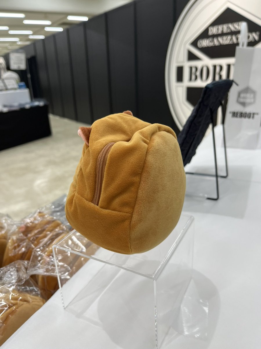 rimokonbaske's tweet photo. #ワートリREBOOT展 行ってきました！
雷神丸のポーチが想像してたよりモフモフ感あって驚き！
遊真もすごくリアルで良かった！でも一緒に撮ろうと思ってたもちマス忘れた😭 https://t.co/mFx17IYB9T