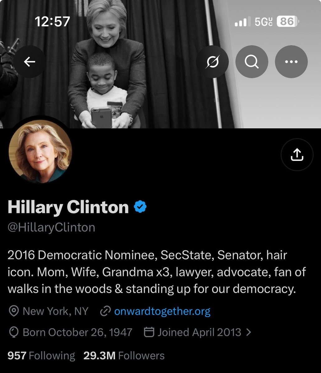DigitalMafioso2's tweet photo. Killary still has the Q Drop Picture as her Twitter Banner!!! https://t.co/KJqop8oORJ