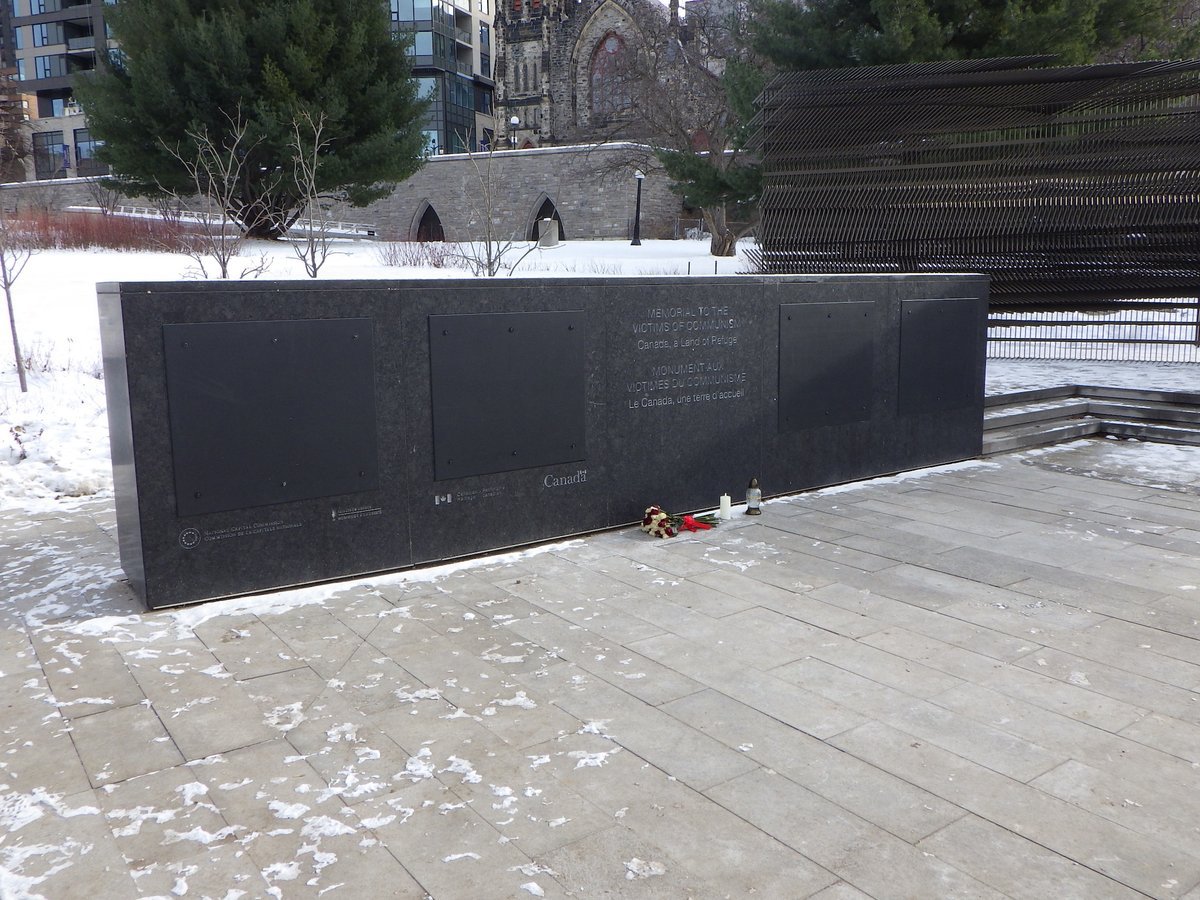 NombreFalso1231's tweet photo. Esto de llamar "controvertido héroe nacional" a un nazi me ha recordado al monumento canadiense "en memoria por las víctimas del comunismo" que tuvieron que tapar al descubrirse que los nombres eran de miembros de las SS y de criminales de guerra 😭

Liberales siendo liberales. https://t.co/UcUXUUmAnc