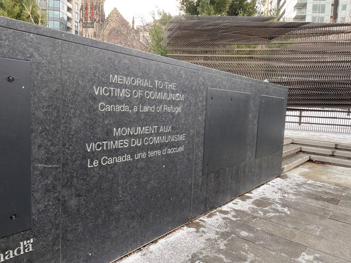 NombreFalso1231's tweet photo. Esto de llamar "controvertido héroe nacional" a un nazi me ha recordado al monumento canadiense "en memoria por las víctimas del comunismo" que tuvieron que tapar al descubrirse que los nombres eran de miembros de las SS y de criminales de guerra 😭

Liberales siendo liberales. https://t.co/UcUXUUmAnc