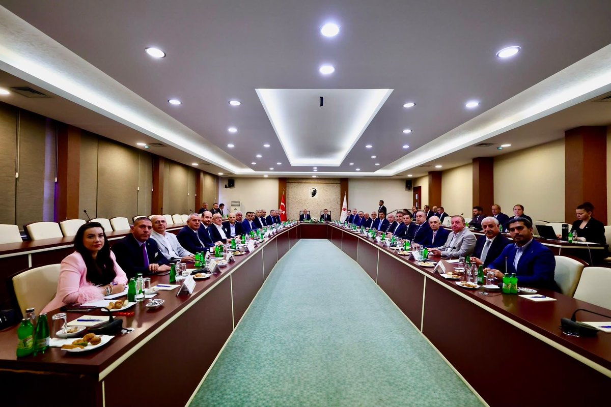MMesutCakmak's tweet photo. Tarım ve Orman Bakanımız Sayın İbrahim Yumaklı, Ticaret Bakanımız Sayın Ömer Bolat, Bakan Yardımcılarımız Sayın Volkan Ağar, Sayın Mahmut Gürcan ve Sayın Ahmet Bağcı, TMO Genel Müdürümüz Sayın Ahmet Güldal’ın katılımıyla Ankara TMO Güvercin Tesisleri’nde Hububat Sektörü İstişare Toplantısı’nı gerçekleştirdik.

Sektörümüzün geleceğine yönelik önemli değerlendirmelerde bulunduk. Katkı sunan herkese teşekkür ediyorum.

@UnFederasyonu 
@TCTarim 
@ticaret