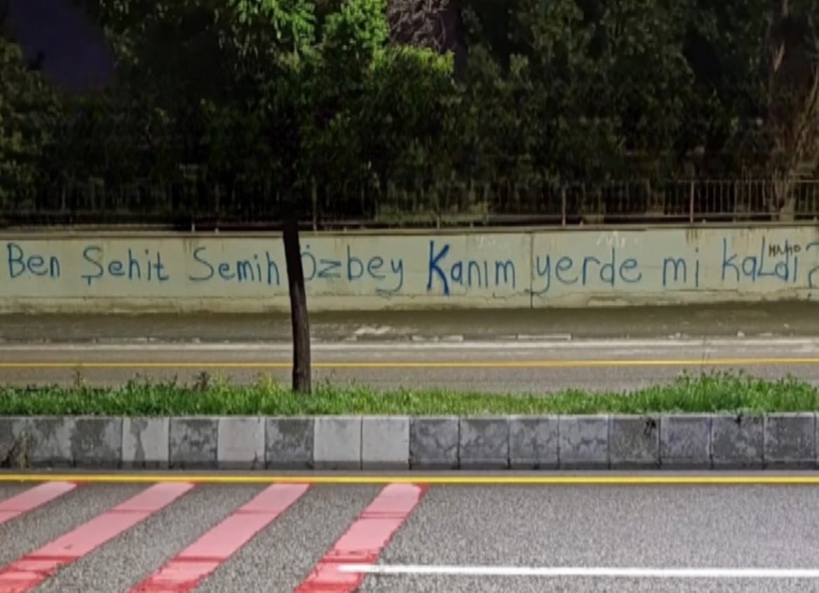 citirmerida's tweet photo. biz hâlâ Semih ÖZBEY’in yutkunduğu o yerdeyiz.
unutanın kanı kurusun. https://t.co/OF12UiD9mv