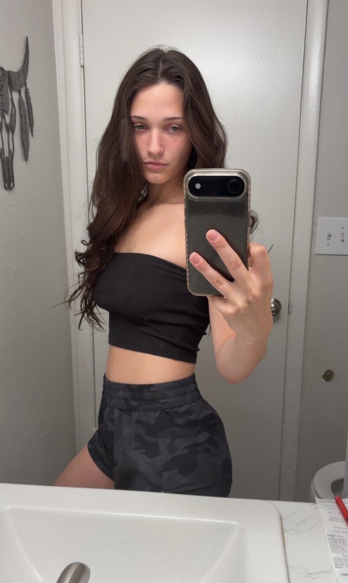FayeWildflower's tweet photo. Let do an Ignore session, i sit there and look bratty while you give me what’s left in your wallet. 

#paypig #ignoresession #ignorefindom https://t.co/gPkhvNP2Hm
