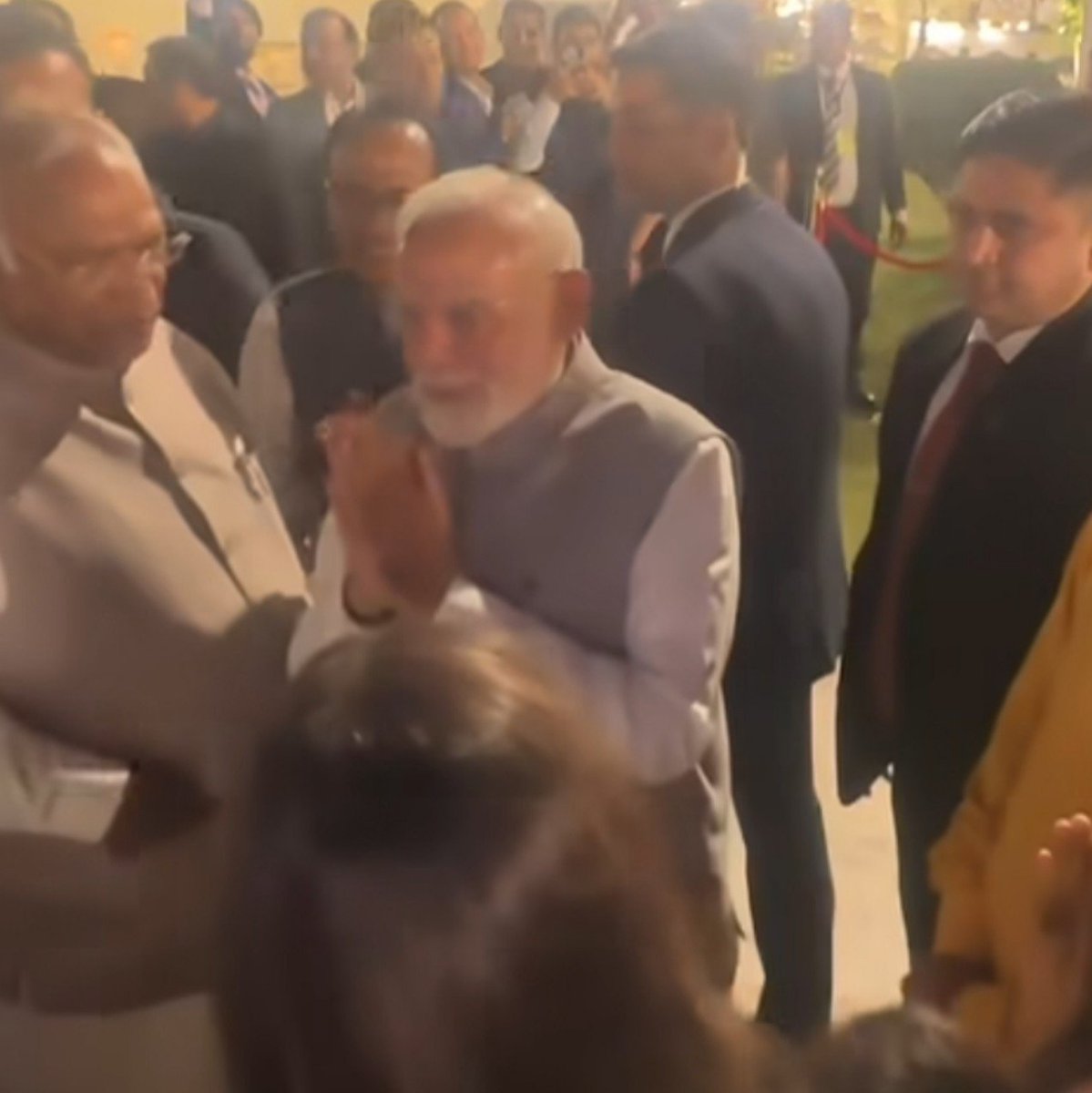 jitendraTh69517's tweet photo. सुप्रिया सुले की बेटी के रिसेप्शन में एक दिलचस्प और कम देखने वाला राजनीतिक पल सामने आया। 😊
इस दौरान प्रधानमंत्री नरेंद्र मोदी की मुलाकात राहुल गांधी, प्रियंका गांधी और कांग्रेस अध्यक्ष मल्लिकार्जुन खड़गे से हुई। माहौल में हल्की-फुल्की बातचीत और मजाक भी देखने को मिला।
बताया जा रहा है कि प्रियंका गांधी से हालचाल पूछने के बाद मोदी जी ने अपने बारे में मजाकिया अंदाज़ में कहा कि वह वैसे ही हैं। इस पर खड़गे जी ने मुस्कुराते हुए कहा कि “नहीं भाई साहब, आप थोड़ा बदल गए हैं।”
यह सुनते ही वहां मौजूद मोदी जी, राहुल गांधी, प्रियंका गांधी और अन्य नेता हंस पड़े। 😄
राजनीतिक मतभेदों के बीच ऐसा हल्का-फुल्का पल सोशल मीडिया पर चर्चा का विषय बन गया।