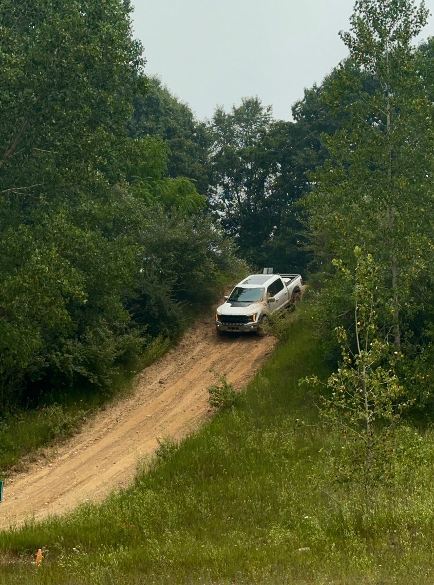 jimfarley98's tweet photo. Good internships teach you new skills to grow in your career. Great internships help you do that AND teach you how to drive off-road! This summer, some @Ford interns got to hit the trails at our Michigan proving grounds to learn from our off-roading experts. Hope they get to use these new skills on many future adventures! https://t.co/J5OWaC0XOB