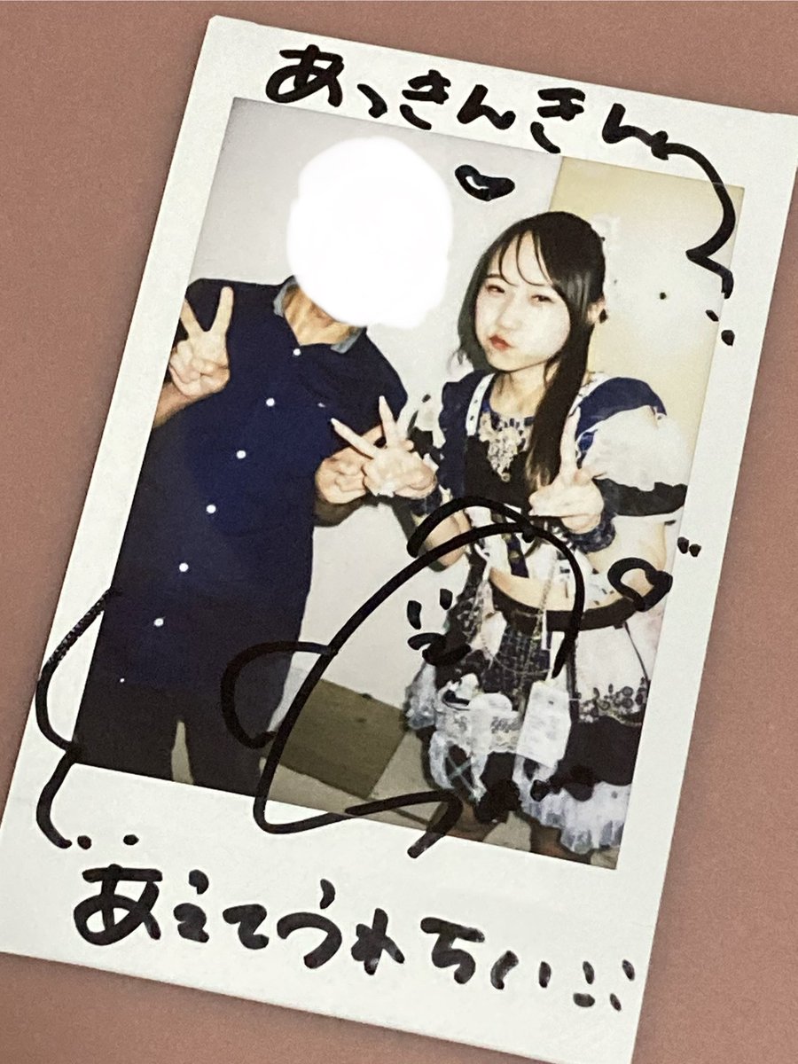 akh_akkn's tweet photo. IDOL ∞ INFINITYに出演するとのことで観に行きました！
20分で4曲を駆け抜けて、めっちゃ楽しかったです！
特典会では、入場特典で私物サインでペンライトにサインを入れてもらったので、白を振るのにますます気合いが入ります！
#ミスティア
#来宮さら
#さちゃんといっしょ https://t.co/YCX28cRith