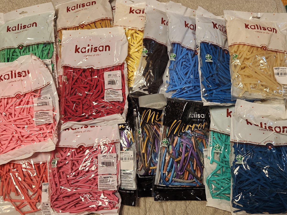 tkouno2010's tweet photo. #kalisanバルーン 、前に触った時は硬過ぎる感じがしたのですが、柔らかく捻りやすくなったらしいということで、改めて買ってみた。

新しい #Kalisan260Mは 、確かに柔らかくなってて、自分にも無理なく扱えそう。
カラーも豊富なので、#Sempertex に無い色の補完ができそうです。

#バルーンアート https://t.co/1ywQ86EWEN