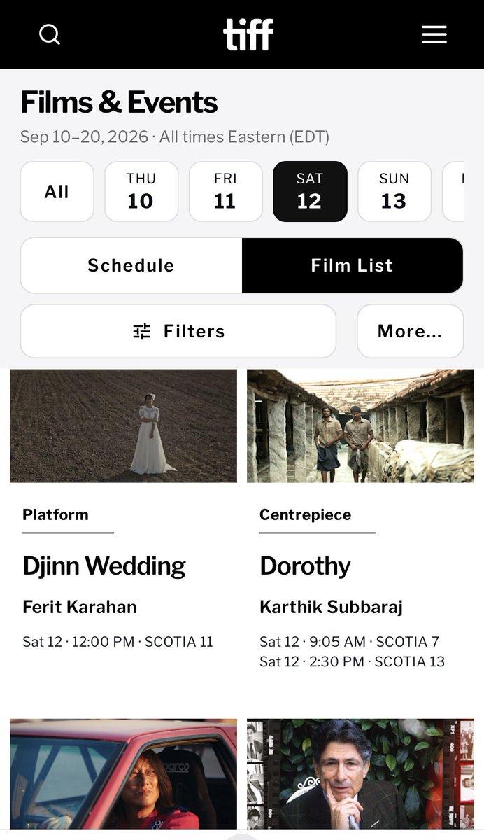 PortalDemetBR's tweet photo. 🆕| O filme “Djinn Wedding” em turco #CinlerinDügünü estrelado por #DemetÖzdemir, fará sua estreia mundial no Festival Internacional de Cinema de Toronto no dia 12 de setembro. O filme competirá na seção de competição principal do festival, o Platform Competition. 

“Djinn Wedding acompanha quatro irmãos em três fases distintas da vida: infância, adolescência e vida adulta. Como a ocupação da casa onde vivem é considerada ilegal, uma espécie de maldição paira sobre o destino da família. Deniz (İlhan Şen), o filho mais velho, consegue deixar o vilarejo para estudar na cidade. Sua amada irmã Ceren (Demet Özdemir) não encontra outra saída além do casamento, enquanto o irmão mais novo, Halit (Kaan Yıldırım), é obrigado a permanecer no vilarejo para cuidar do irmão com deficiência, Yasin (Sarp Bozkurt). Durante o casamento de Ceren, memórias há muito enterradas começam a vir à tona.
Sustentado por um elenco excelente, Djinn Wedding possui a medida certa de mistério para despertar a vontade de descobrir mais, utilizando diversos recursos narrativos para nunca revelar demais. A cena do casamento — o ponto central do filme, que expõe todas as tensões familiares — é uma sequência envolvente que acompanha vários personagens enquanto diferentes acontecimentos se desenrolam simultaneamente, lembrando alguns dos mais memoráveis planos-sequência de grandes filmes.
O peso dos costumes, do patriarcado, das responsabilidades familiares (incluindo os conflitos entre aqueles que fogem delas e aqueles que as assumem) e das expectativas sociais (exemplificadas pelo imã do vilarejo, criticado por comprar um carro) é explorado com grande habilidade. O drama familiar atmosférico de Ferit Karahan, oscilando entre crenças, esperanças e desintegração, é um trabalho fantástico.”

As informações sobre o filme, estreia e horários de exibição do filme estão na página oficial do TIFF. Segue o link abaixo.
🔗 https://t.co/X2ulNsn6H7