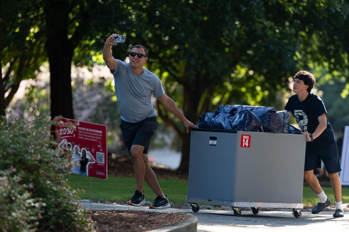 universityofga's tweet photo. Welcome to campus new Bulldogs! Excited to see students rolling in this week for move-in! 🐾 https://t.co/v9PdmEdso7