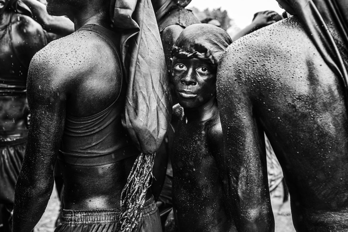 fotografienl's tweet photo. Straatfotografie draait om kijken waar anderen voorbijlopen.

De Pure Street Photography Awards 2026 laten dat prachtig zien. Vier heel verschillende zwart-witbeelden, vier fotografen, vier beslissende momenten.

foto: © Cesare Simioni – Soul Beneath the Paint, winnaar van de Pure Street Photography Awards 2026

#StreetPhotography #BlackAndWhitePhotography #PhotographyAwards