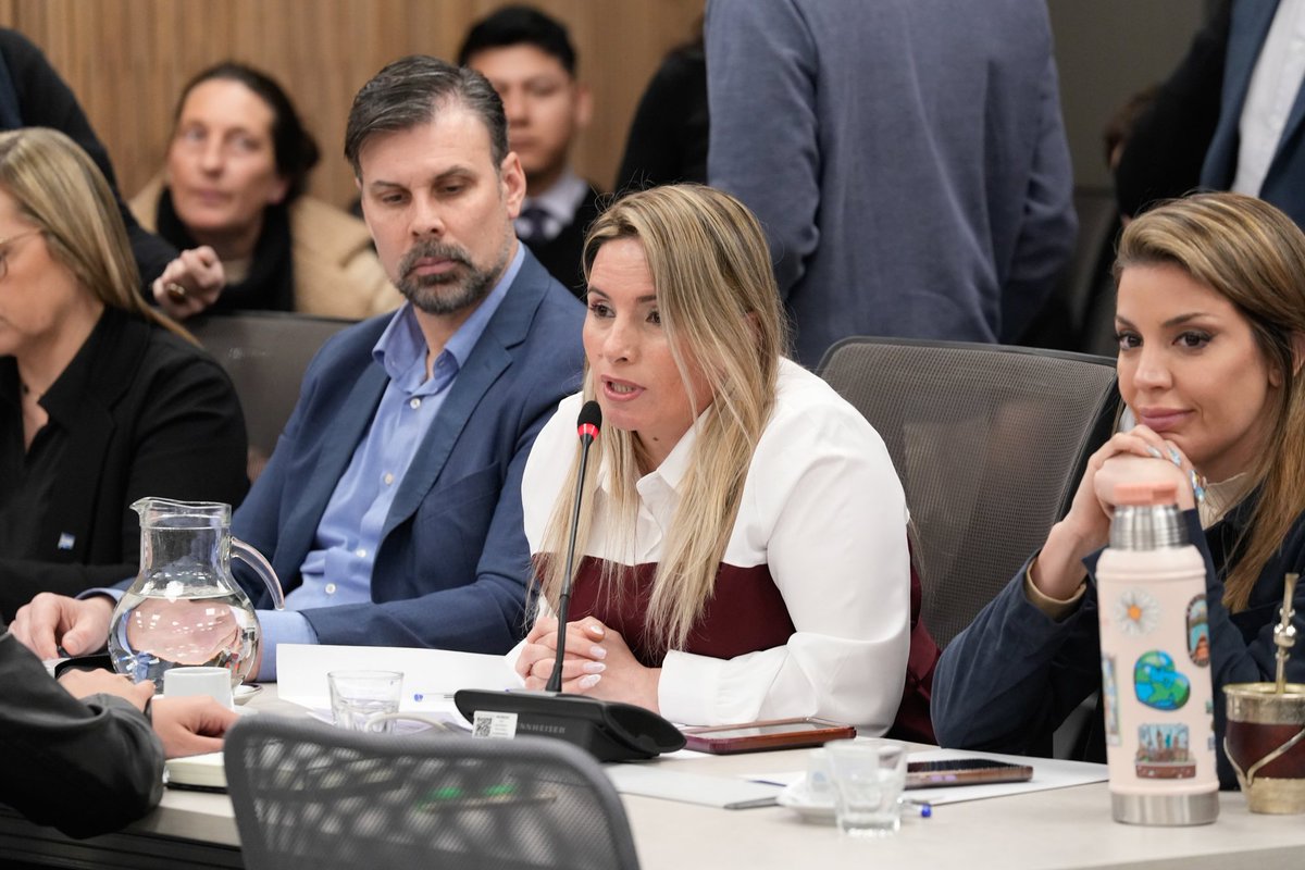 pyedlin's tweet photo. 🚨 LEY JOAQUÍN: UN PASO MÁS HACIA SU DEBATE EN EL RECINTO

🏛️ Desde la Comisión de Familias, Niñez y Juventudes de @DiputadosAR , que presido, logramos dictamen para que la #LeyJoaquín, que busca prevenir accidentes en espacios deportivos públicos y privados, pueda debatirse próximamente en el recinto.

🤝 Quiero agradecer especialmente al espacio opositor y a todos los legisladores y legisladoras que acompañaron y trabajaron para alcanzar los consensos necesarios. A pesar del cierre de debates en Diputados, logramos avanzar con un tema prioritario para la prevención y el cuidado de nuestros niños, niñas y jóvenes.

💙 Esta ley nace del dolor y del compromiso de muchas familias. Hoy damos un paso fundamental para transformar esa experiencia en prevención, seguridad y protección.

#Diputados #Argentina