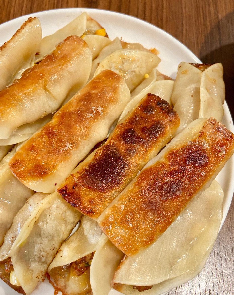 PerkConsult's tweet photo. Just found the coziest hole-in-the-wall dumpling shop in Chinatown! Pork and chive dumplings are so juicy and the chili oil Chef’s kiss Total food win ， https://t.co/aokutMLzp0