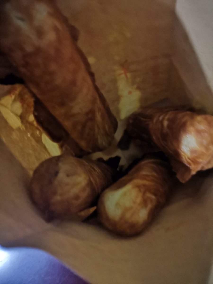 BenignoAgreda's tweet photo. Just grabbed a warm, buttery croissant from the corner bakery—perfect mid-week pick-me-up ， https://t.co/yLr56xx9qM