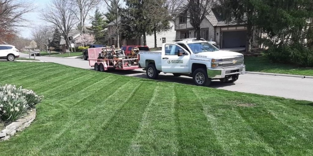 HoffmansLawn's tweet photo. Help your lawn finish the summer strong! 💪 Our Fert &amp; Weed Combo feeds your grass while eliminating weeds that compete for nutrients. Give your lawn the support it needs before fall! 💚

📞 Call (740) 340-1140 to enroll!

https://t.co/1qwLO4jbNX https://t.co/nzMPqTY5Uo