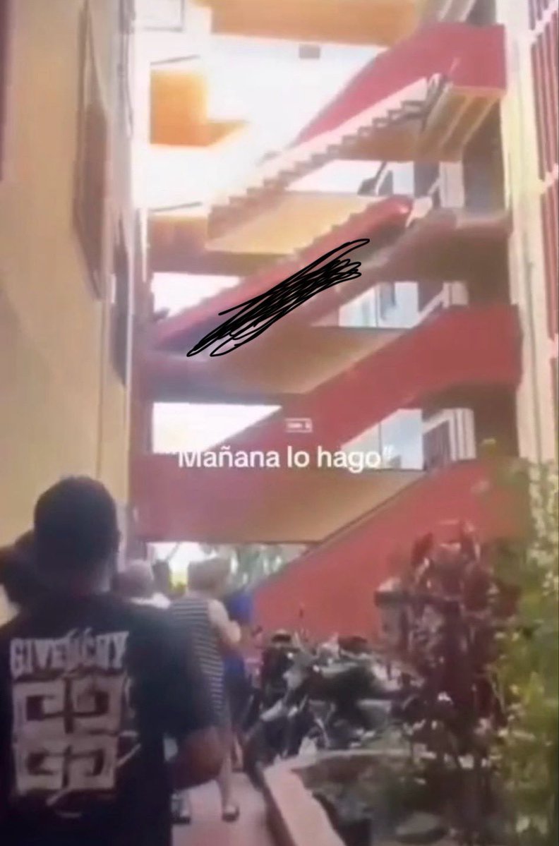 EpicosTweets's tweet photo. Los que están publicando este video con “contenido reflexivo” donde se ve una cadaver en medio de dos escaleras en que putas están pensando. 

Respeten los muertos de los demás. https://t.co/PfHOu9BZvj