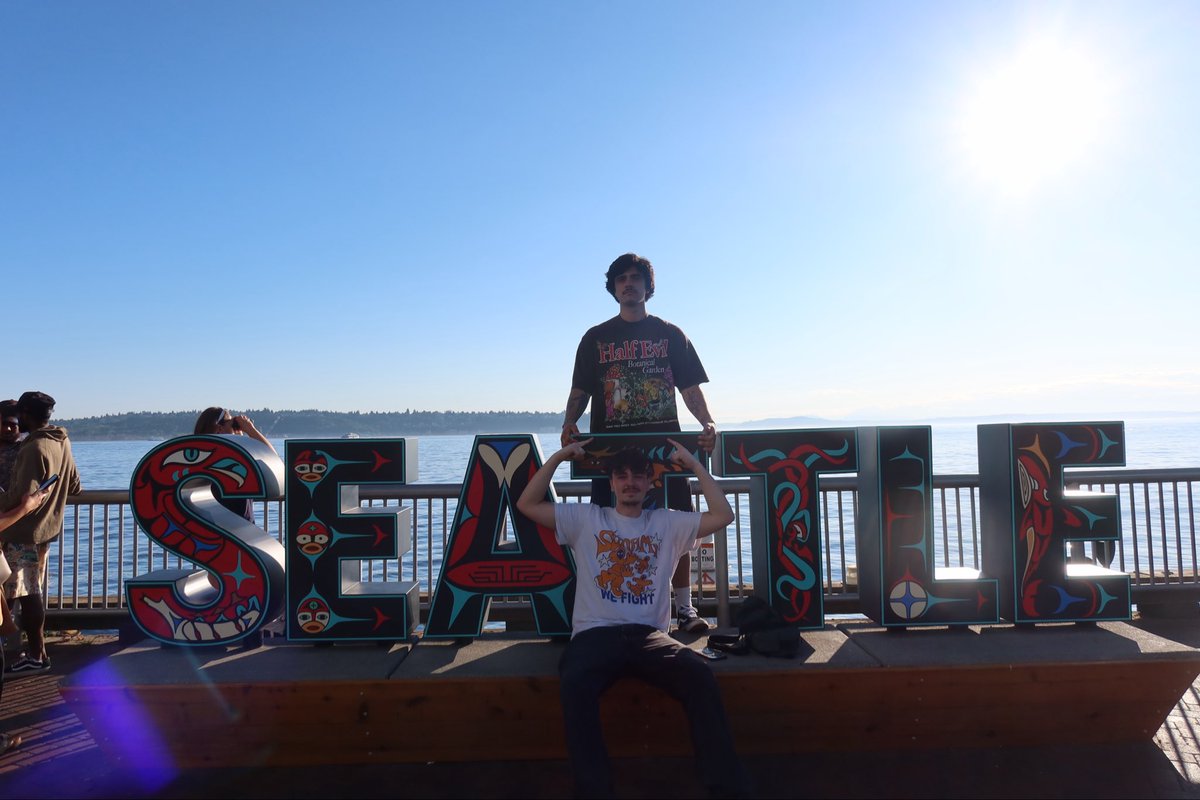 extesae's tweet photo. me and dyl pickle in seattle https://t.co/uLxAVkQFRy