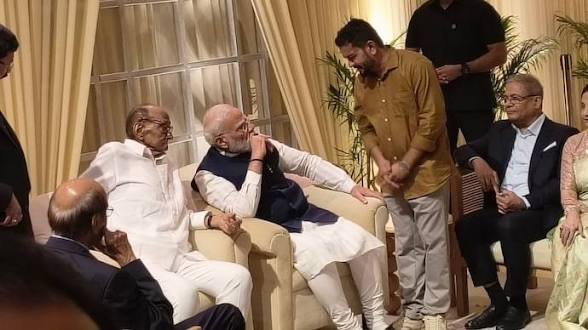 jitendraTh69517's tweet photo. सुप्रिया सुले की बेटी के रिसेप्शन में एक दिलचस्प और कम देखने वाला राजनीतिक पल सामने आया। 😊
इस दौरान प्रधानमंत्री नरेंद्र मोदी की मुलाकात राहुल गांधी, प्रियंका गांधी और कांग्रेस अध्यक्ष मल्लिकार्जुन खड़गे से हुई। माहौल में हल्की-फुल्की बातचीत और मजाक भी देखने को मिला।
बताया जा रहा है कि प्रियंका गांधी से हालचाल पूछने के बाद मोदी जी ने अपने बारे में मजाकिया अंदाज़ में कहा कि वह वैसे ही हैं। इस पर खड़गे जी ने मुस्कुराते हुए कहा कि “नहीं भाई साहब, आप थोड़ा बदल गए हैं।”
यह सुनते ही वहां मौजूद मोदी जी, राहुल गांधी, प्रियंका गांधी और अन्य नेता हंस पड़े। 😄
राजनीतिक मतभेदों के बीच ऐसा हल्का-फुल्का पल सोशल मीडिया पर चर्चा का विषय बन गया।