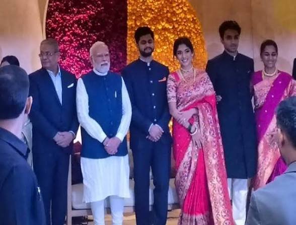 jitendraTh69517's tweet photo. सुप्रिया सुले की बेटी के रिसेप्शन में एक दिलचस्प और कम देखने वाला राजनीतिक पल सामने आया। 😊
इस दौरान प्रधानमंत्री नरेंद्र मोदी की मुलाकात राहुल गांधी, प्रियंका गांधी और कांग्रेस अध्यक्ष मल्लिकार्जुन खड़गे से हुई। माहौल में हल्की-फुल्की बातचीत और मजाक भी देखने को मिला।
बताया जा रहा है कि प्रियंका गांधी से हालचाल पूछने के बाद मोदी जी ने अपने बारे में मजाकिया अंदाज़ में कहा कि वह वैसे ही हैं। इस पर खड़गे जी ने मुस्कुराते हुए कहा कि “नहीं भाई साहब, आप थोड़ा बदल गए हैं।”
यह सुनते ही वहां मौजूद मोदी जी, राहुल गांधी, प्रियंका गांधी और अन्य नेता हंस पड़े। 😄
राजनीतिक मतभेदों के बीच ऐसा हल्का-फुल्का पल सोशल मीडिया पर चर्चा का विषय बन गया।
