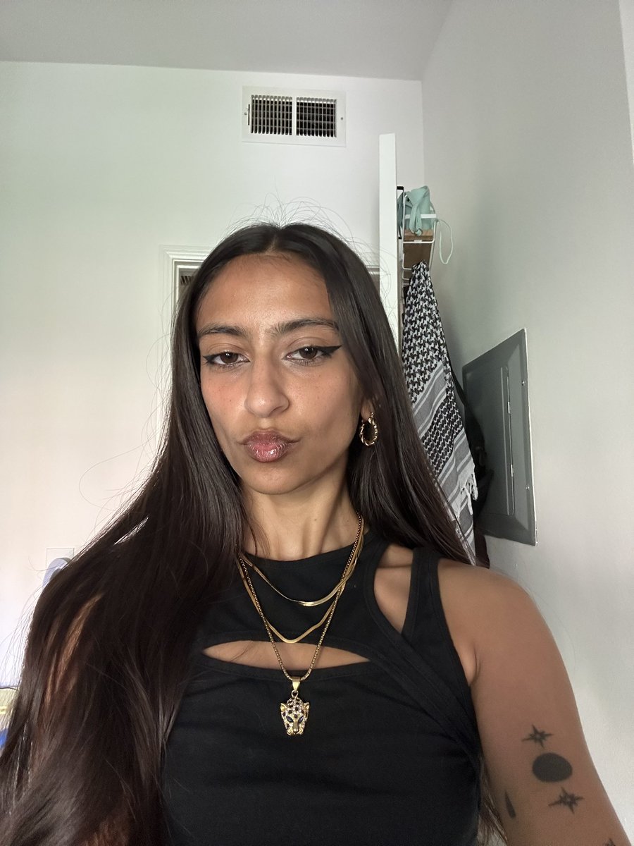 goddessahvi_'s tweet photo. moods today:

😽🤓🍃😛 https://t.co/66mFZmoDO0