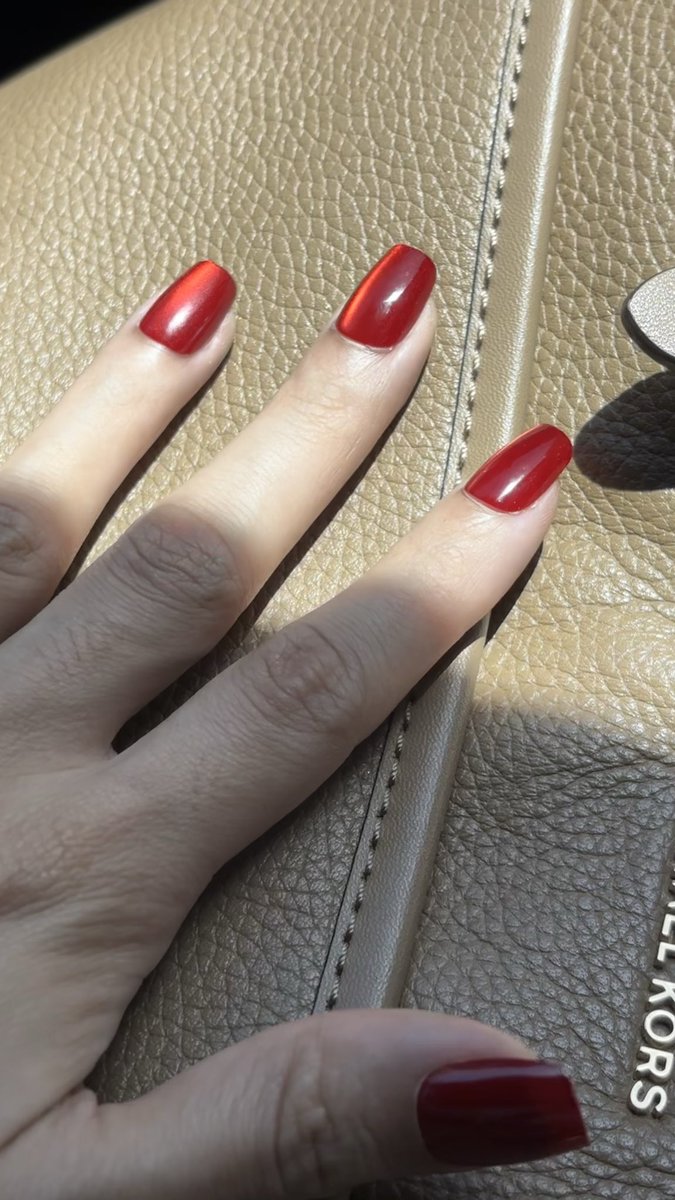 EloviaFox's tweet photo. ☀️❤️ Red nails glowing in the sunlight… you know you want a closer look. 💅🏼
#RedNails #HandFetish #PrettyHands https://t.co/m4YDM4KAEI