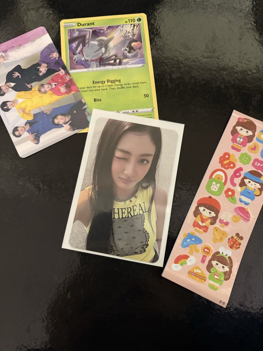 jihyoospace's tweet photo. Feedback super positivo pra @hyovelle!
graças a ela consegui minha primeira prio 😭

Chegou tudo certinho e envio super rápido! Amei os brindes 💗 https://t.co/vwip9P2IUN