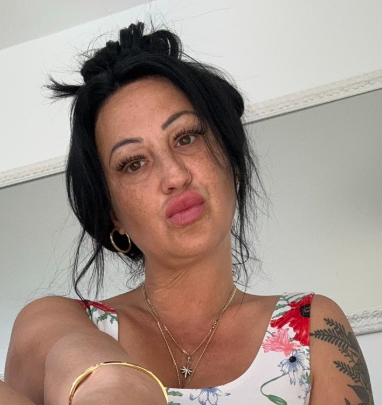 Maa85486's tweet photo. @arnella_lady Heute im Hofbräu-Modus: Prost auf gute Laune – wer braucht schon Face-Filter, wenn die Stimmung passt? https://t.co/G3qyfsGKxi