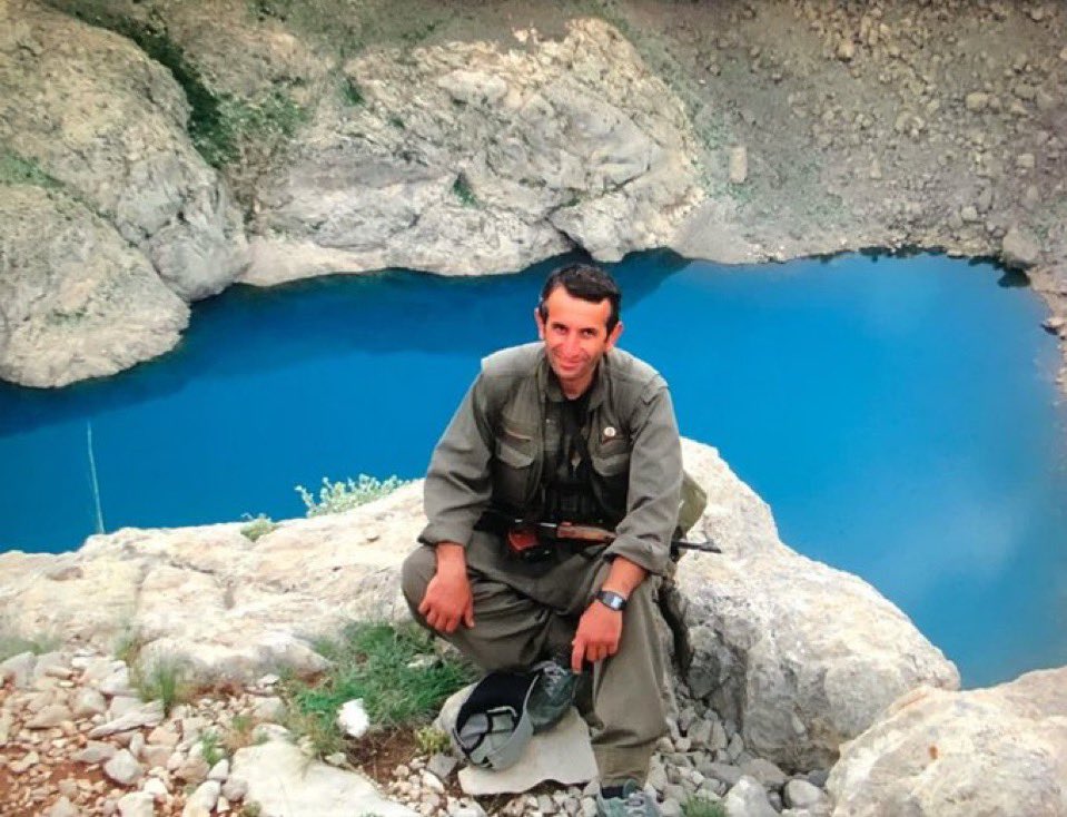 Re6jin's tweet photo. „Do not forget,
not in the age of the Messiah
in the age of space travel, we are guerrillas
neither lived Spartacus as we do
nor did Ché fight like us.

Of course, our bodies are the price
for the glad tidings of a blue sky
cloudless“

[Şehîd #AtakanMahir, 11/08/2018 Dêrsim] https://t.co/920C8pubrs