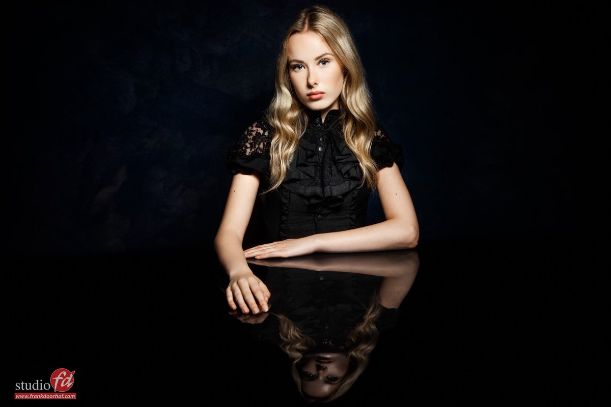 frankdoorhof's tweet photo. Because reflections are always fun to play with 😉
#iqwire #clickbackdrops #geekoto #AQCOLOR #alphapro #rogue #borisfx #modelphotography #workshops https://t.co/OOdj3anjln