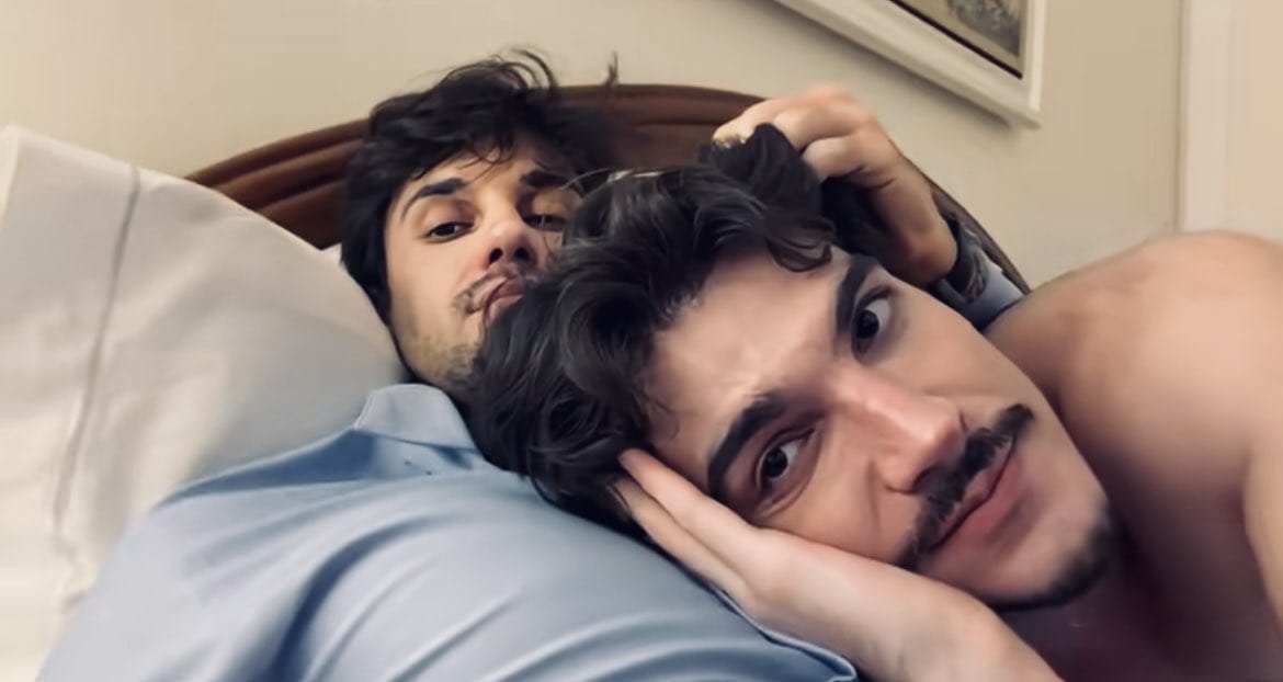 mooniepirata's tweet photo. o pessoal teorizando o final de pejão todos os dias e eles assim em casa: https://t.co/tXWhNH3ydo
