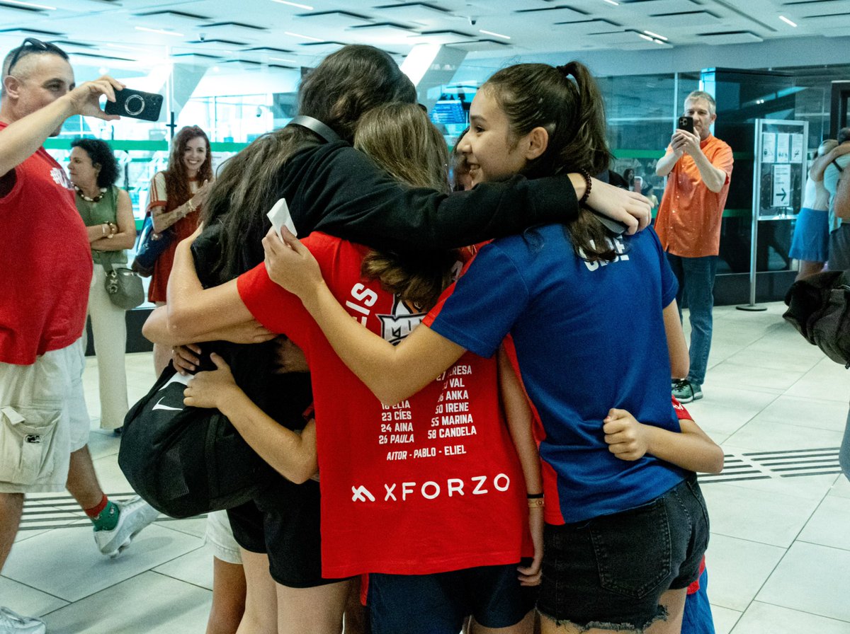 CBSeisNadalCoia's tweet photo. 🏀 Hoxe recibimos á nosa Campioa de Europa como o ten merecido‼️

👏🏻 A xogadora Sandra Martínez chegou a Vigo na tarde de hoxe e atopouse cun amplo grupo de familiares, xogador@s, adestrador@s e amig@s do @CBSeisNadalCoia.

🙌🏻 BENVIDA Sandra e PARABÉNS unha vez máis‼️ https://t.co/H1RxT91bYS