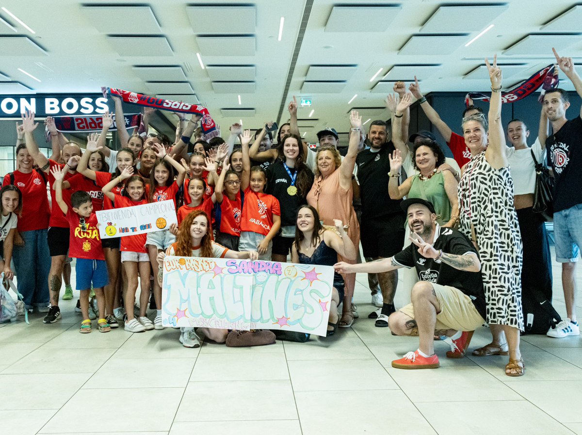 CBSeisNadalCoia's tweet photo. 🏀 Hoxe recibimos á nosa Campioa de Europa como o ten merecido‼️

👏🏻 A xogadora Sandra Martínez chegou a Vigo na tarde de hoxe e atopouse cun amplo grupo de familiares, xogador@s, adestrador@s e amig@s do @CBSeisNadalCoia.

🙌🏻 BENVIDA Sandra e PARABÉNS unha vez máis‼️ https://t.co/H1RxT91bYS
