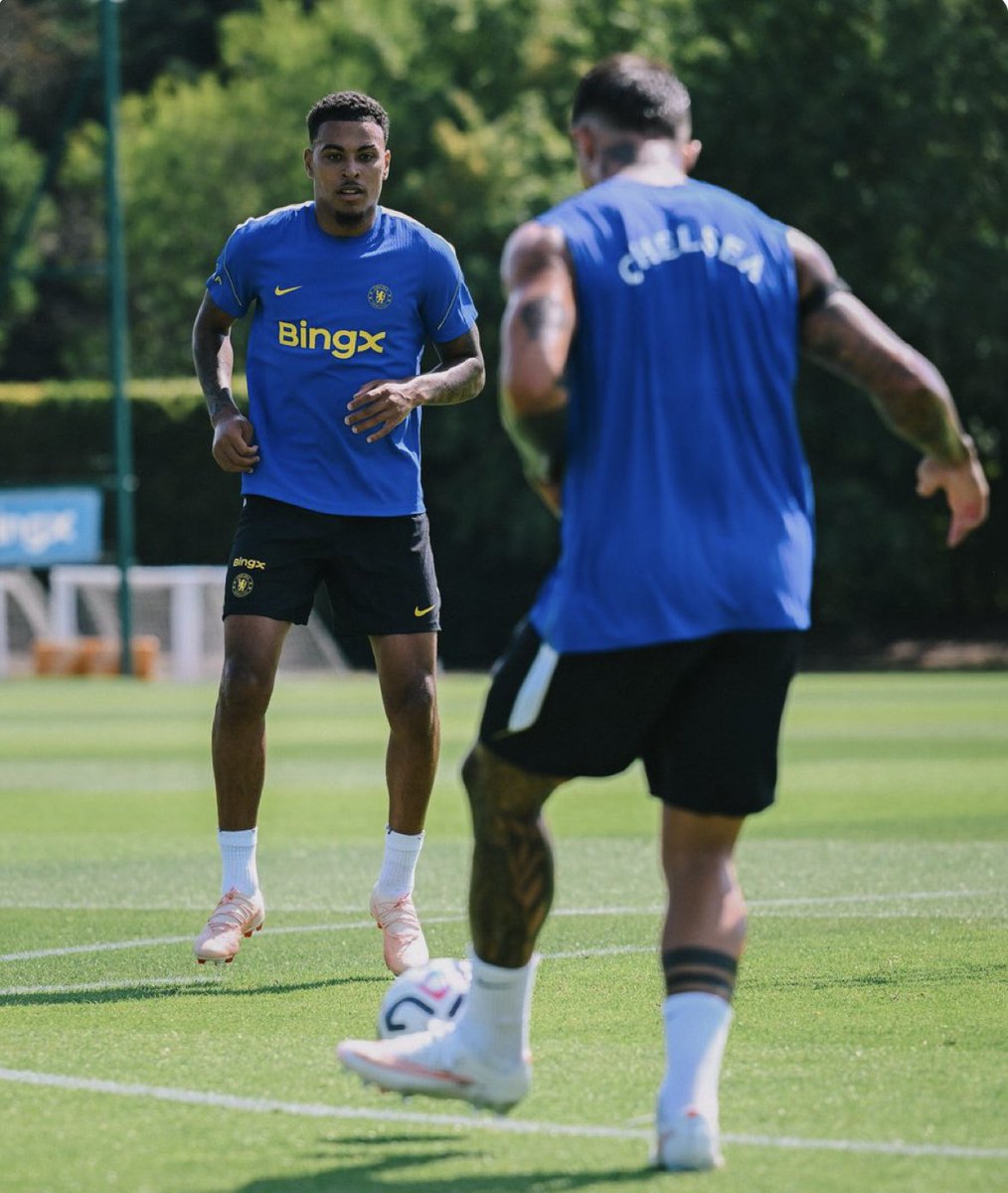 iykenicholas1's tweet photo. @FabrizioRomano Keep quiet and leave this young man alone😡 @FabrizioRomano Enzo is back at Chelsea, and he is happy. https://t.co/1jCFRunC4n