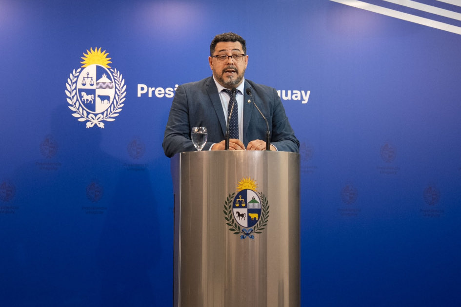 compresidencia's tweet photo. 🌐 @AntelDeTodos invertirá 70 millones de dólares para construir centro de datos de inteligencia artificial en Canelones.

🎯 El objetivo es fortalecer la infraestructura digital del país, generar empleo y posicionar a Uruguay como referente regional en tecnologías emergentes. 
 
 🏗️ La obra comenzará durante el primer trimestre de 2027 y se prevé que quede en funcionamiento entre 2028 y 2029 y genere unos 250 puestos de trabajo directos.
 
💬 @pachasanchez realizó el anuncio al finalizar el Consejo de Ministros en Torre Ejecutiva. 

🔗 https://t.co/RwyewSLGgY