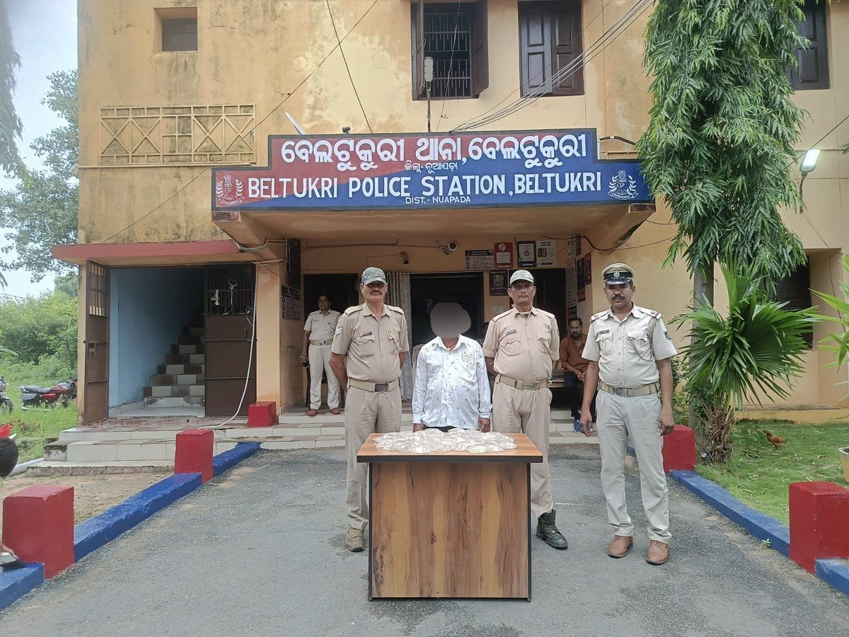 SPNUAPADA's tweet photo. 🚨 EXCISE DRIVE 🚨

Excise enforcement drive conducted under Beltukuri PS.
9.4 litres of OS liquor seized and 01 person apprehended.

#NuapadaPolice #OdishaPolice #BeltukuriPS #ExciseDrive #NashaMuktOdisha

@DGPOdisha 
@odisha_police 
@CIDOdisha 
@digswrkoraput 
@DM_Nuapada https://t.co/LrjEDxLtLN