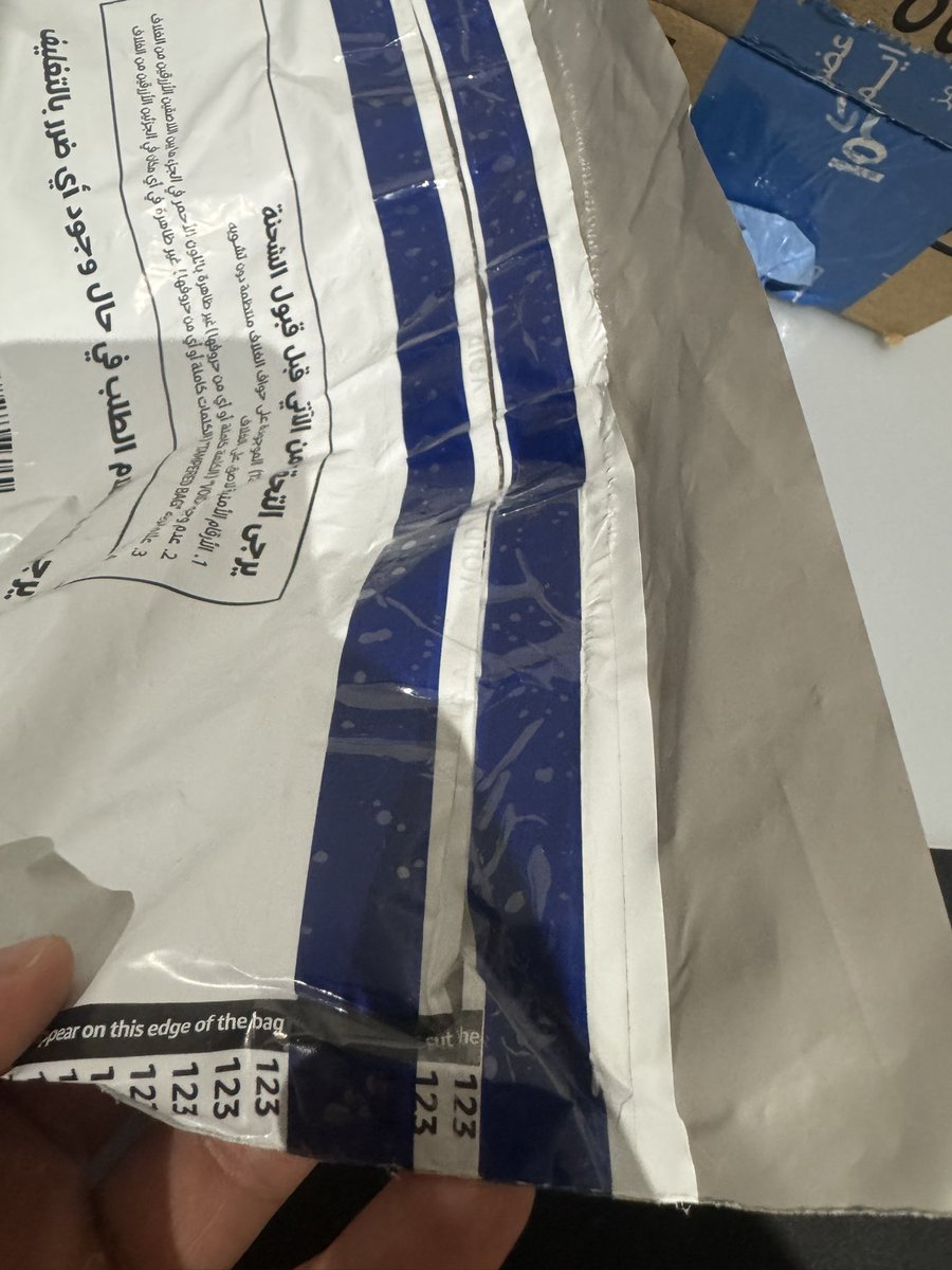 mlok590's tweet photo. طلبت جهاز آيفون من أمازون السعودية، وكان البائع هو أمازون مباشرة. استلمت الطلب، وبعد فتح الطرد تفاجأت بأن المحتوى عبارة عن عطر بدلًا من جهاز الآيفون الذي قمت بطلبه ودفع قيمته.

الموضوع بالنسبة لي كان صادمًا، خصوصًا أن هذا ليس أول تعامل لي مع أمازون؛ بل إن جوالي الحالي نفسه اشتريته من أمازون قبل نحو ثلاث سنوات، وهذا ما جعلني أتعامل بثقة واطمئنان وأتوقع أن طلبي سيصل كما تم شراؤه.

تواصلت مع خدمة العملاء امازون أكثر من مرة بحثًا عن حل منصف، لكن لم أصل إلى معالجة تحفظ حقي كمستهلك. وكان الرد الذي تلقيته أن الطرد تم تأمينه وأنه غير قابل للفتح، بينما الواقع أنني بعد استلامه وفتحه وجدت محتوى مختلفًا تمامًا عن طلبي.

ومرفق لكم صور الطلب والمنتج الذي وصلني، بالإضافة إلى ما يثبت تفاصيل طلبي، لإيضاح الواقعة كاملة وشفافية تامة.

سؤالي هنا: كيف يمكن للمستهلك أن يثبت حقه إذا كان قد استلم طلبًا بمحتوى مخالف لما قام بشرائه، ثم يُرفض طلبه بحجة أن الطرد مؤمّن أو غير قابل للفتح؟ ومن الجهة التي تتحمل مسؤولية إيصال المنتج الصحيح للمستهلك؟

أنا لا أبحث إلا عن حقي وحل عادل وشفاف، وأحتفظ بكامل التفاصيل والمراسلات وإثباتات الطلب والاستلام، وأتمنى النظر في الموضوع وإنصافي وحفظ حقي كمستهلك.

علما بان المشكله من تاريخ استلام الطلبيه بتاريخ 2026/08/05  الى تاريخ اليوم لم يتم حل الإشكاليه
 
@AmazonHelp
@amazon 
@cpa_oman 
@MCgovSA 

#أمازون #AmazonSaudi