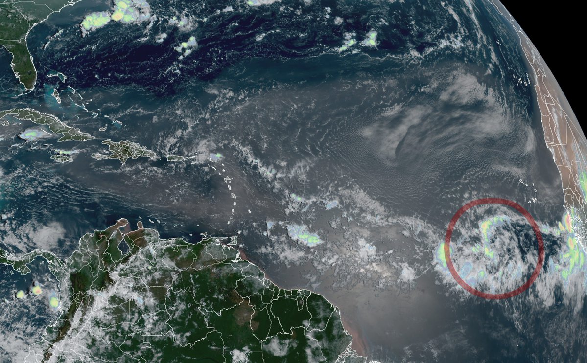 JohnMoralesTV's tweet photo. No mucho que actualizar desde mi tuit del domingo. Un sistema más fuerte debe inclinarse hacia el norte y uno más débil debe seguir una ruta caribeña. Este segundo escenario es el que hace falta para ver más ☔️ de domingo a lunes. Gráficos cortesía @MichaelRLowry y @NHC_Atlantic) https://t.co/pqmmTHEeCK