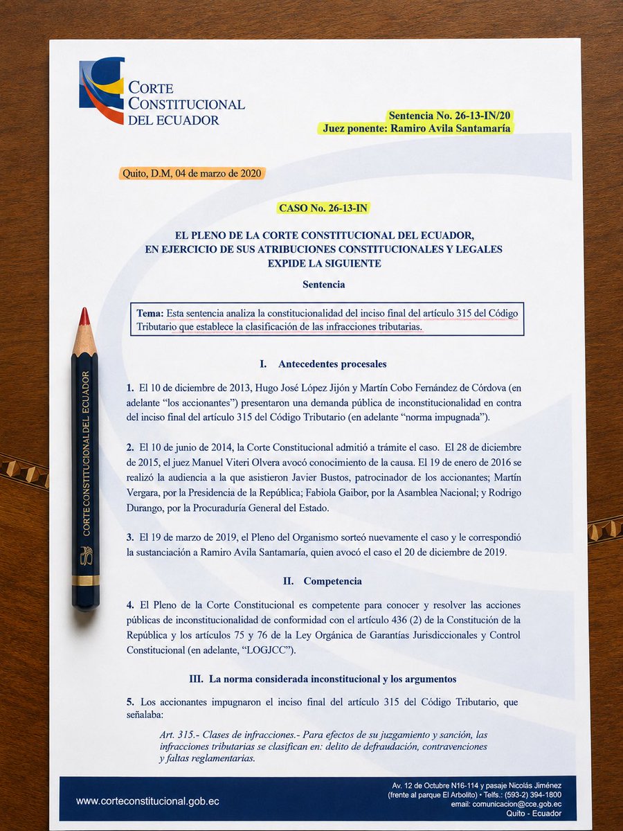 mariovelezec's tweet photo. #AnálisisPenales | ¿Qué ocurre cuando una norma penal necesita acudir a disposiciones de menor jerarquía para completar la conducta que pretende sancionar en el Ecuador 🇪🇨 ?

⚖️ La Sentencia No. 26-13-IN/20, de 4 de marzo de 2020, de la @CorteConstEcu constituye un precedente relevante para comprender el concepto de ley penal en blanco y su relación con el principio de legalidad.

En esta causa, la Corte analizó una acción pública de inconstitucionalidad presentada contra el inciso final del artículo 315 del Código Tributario, norma que clasificaba las infracciones tributarias en delitos de defraudación, contravenciones y faltas reglamentarias. 

📌 ¿Qué dijo la Corte sobre la ley penal en blanco?
La Corte explicó que existe una ley penal en blanco cuando parte de la configuración del delito —ya sea el supuesto de hecho o la sanción— no se encuentra establecida en la propia ley y debe ser completada mediante otras disposiciones jurídicas de rango inferior.

En materia penal, esta situación puede resultar contraria al principio de legalidad, reconocido en el artículo 76 numeral 3 de la Constitución, porque una persona debe poder conocer previamente qué conducta constituye una infracción y cuál es la consecuencia jurídica aplicable.

🔎 Pero aquí está lo importante: la Corte no consideró que el artículo 315 del Código Tributario constituyera una ley penal en blanco.

¿Por qué?
Porque, según la Corte, dicha disposición no configuraba un tipo penal. La norma se limitaba a realizar una clasificación de las infracciones tributarias y a distinguir entre aquellas previstas en la ley y las relacionadas con el incumplimiento de normas expedidas por la Administración en ejercicio de su potestad normativa.

La Corte señaló que el artículo 315 no describía los elementos constitutivos de un tipo penal ni dejaba que una norma de menor jerarquía estableciera la sanción de una conducta prohibida por la ley. Por ello, concluyó que no existía vulneración del principio de legalidad ni de la reserva de ley. 

📚 Clave jurídica del precedente:
No toda remisión normativa convierte automáticamente a una disposición en una ley penal en blanco.

Para que exista un problema constitucional relevante debe analizarse si la remisión permite que una norma de inferior jerarquía termine definiendo elementos esenciales de la conducta penalmente sancionada o su sanción.

⚠️ Por tanto, el precedente 26-13-IN/20 resulta especialmente importante para diferenciar entre una simple remisión o clasificación normativa y una verdadera ley penal en blanco incompatible con el principio de legalidad.

Juez ponente de aquel tiempo: @ravila67

#DerechoPenal #LeyPenalEnBlanco #PrincipioDeLegalidad #CorteConstitucional #Ecuador