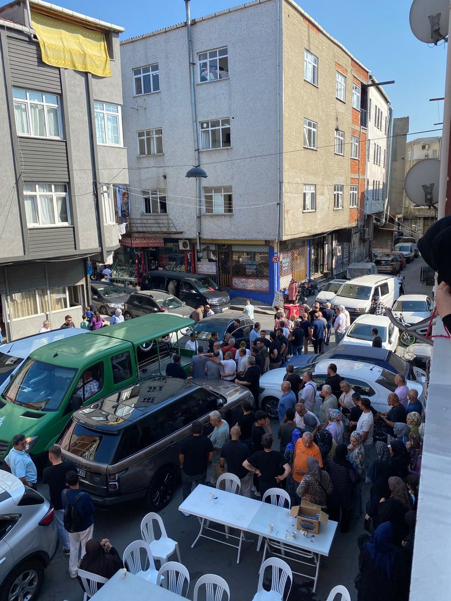 zsuleridvanoglu's tweet photo. Beyoğlu İlçe Yönetim Kurulu Üyemiz, kıymetli yol arkadaşımız Kerime Hamurcu Hanımefendi’nin cenaze merasimine katılarak ailesi ve yakınlarına taziyelerimizi ilettik.
Merhumeye Allah’tan rahmet ve mağfiret; ailesine, sevenlerine ve teşkilatımıza sabır ve başsağlığı diliyorum.
Rabbim mekânını cennet, makamını âli eylesin. 🤲