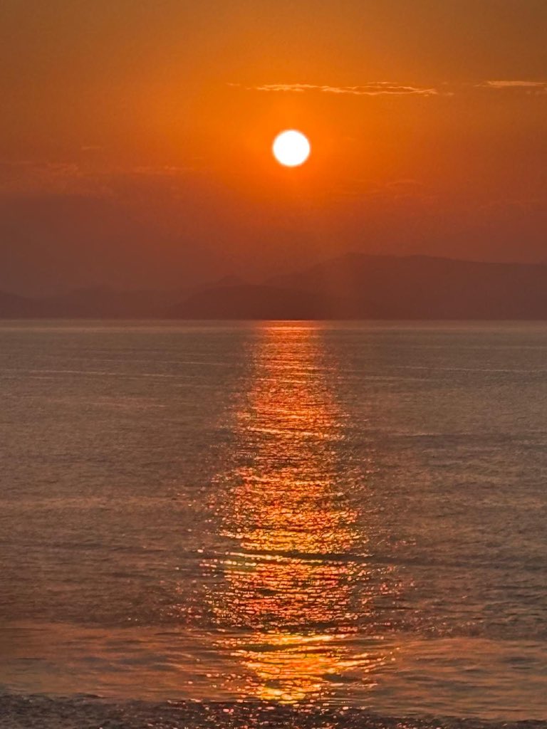 COLalexandre1's tweet photo. Hydra en Grèce. 
Pas de voiture, pas de moto 
Pas d’aéroport, le dépaysement total, une architecture préservée,un Jeff Koons solaire faisant face au coucher du soleil. https://t.co/Gx7ha8n3pn