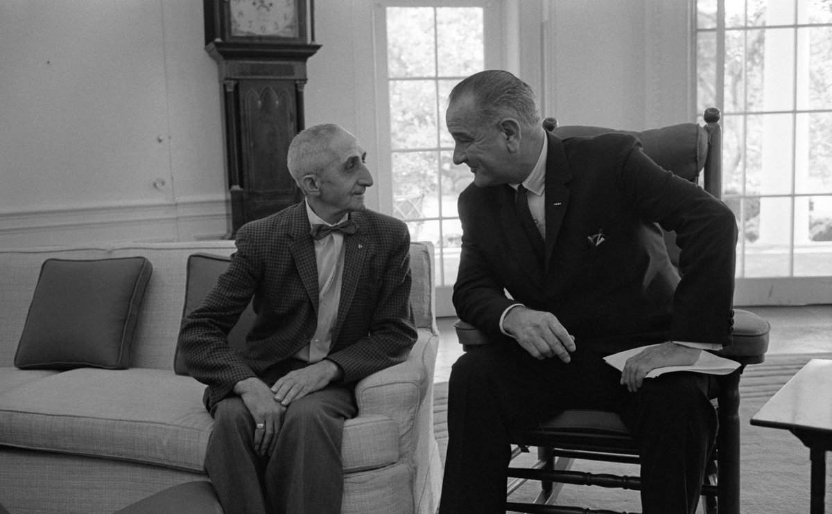 LBJLibrary's tweet photo. #OnThisDay: #PresidentJohnson met with Tony Palcaorolla, the first member of the general public to receive a #Medicare card.

📷 Yoichi Okamoto | 09/08/1965 | #WhiteHouse – #OvalOffice, #WashingtonDC https://t.co/8p1xjewTq1