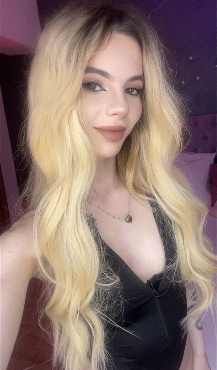 amira_lovelyy's tweet photo. Cute face, very questionable intentions 😇😈
#NotSoInnocent #LittleTease #FlirtyVibes https://t.co/XJqidOd8vY