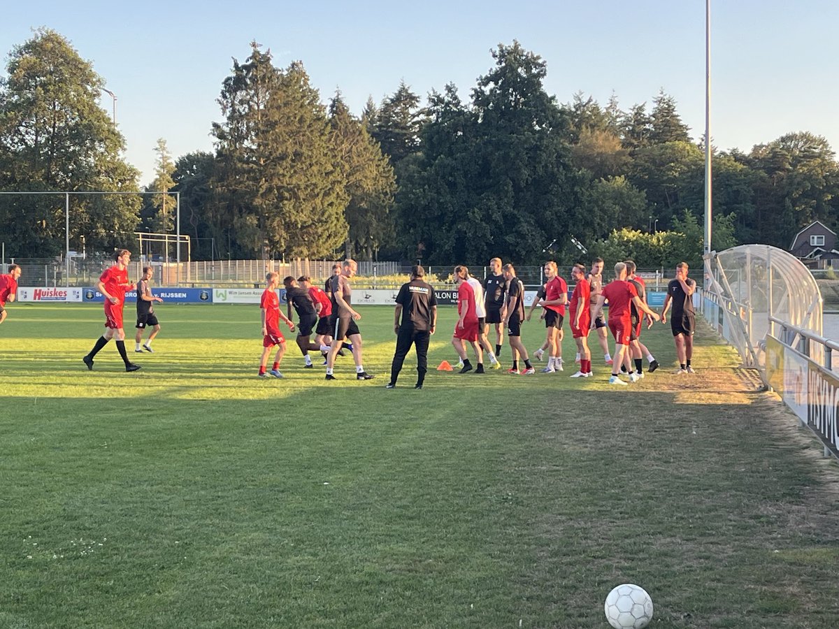 vvDaarlerveen's tweet photo. Onder de bezielende leiding van trainer @aligozukeles en assistent Arjan wordt er intensief getraind op het sportpark van @SVRijssen . We bedanken onze gastheer voor het gebruik van hun veld. https://t.co/nJXXiB7eRw