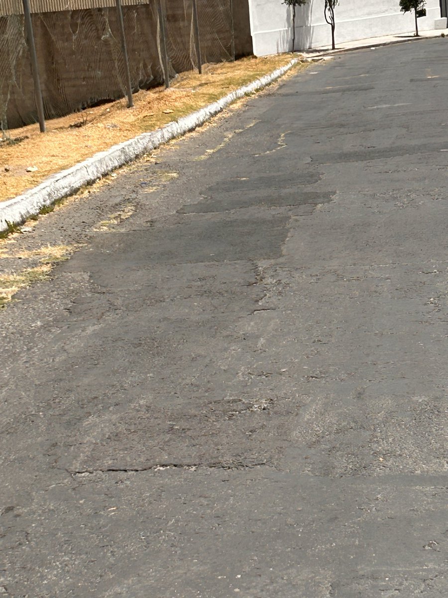 AVeeduria2's tweet photo. NOS ROBAN EN LA CARA.!!
La bajada del barrio “San Francisco” por la Etapa E de Carapungo.
La calle hace más de 10 años hecho pedazos, hace unos meses fueron unos obreros a tapar los huecos de la calle y ahí quedó.
Hoy leo q eso ha sido parte de las #3001 Obras.
$ 38Mil dólares.?? https://t.co/N4rRN0bdPD