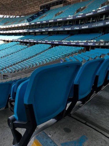 gremio_info1903's tweet photo. 🚨 Marcelo Marques custeou a troca de todas as cadeiras da Arena do Grêmio, em um investimento de R$ 5 milhões.

A troca era uma obrigação prevista em contrato. Além disso, desde que assumiu e doou a gestão da Arena, o empresário bancou melhorias extras, fora do acordo, como gramado, painéis de LED e internet.

🗞️ Eduardo Gabardo | GZH