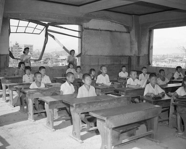 monthly_review's tweet photo. Remembering and learning from the past. In the aftermath of the atomic bombings in Japan, horrifying, first-hand accounts were featured in John Hersey’s 1946 book, Hiroshima. @bulletinatomic

https://t.co/IDNz6VuUH8 https://t.co/dLopJlK4LC