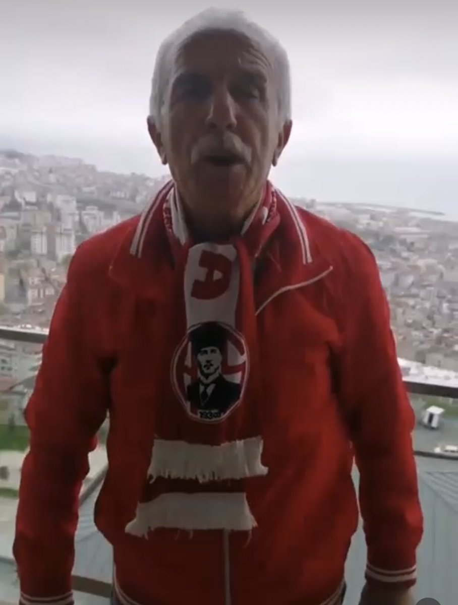 Meto_1981's tweet photo. Yıllarca açık tribün liderliği yaptı, adı ne terör örgütleriyle anıldı, ne karaborsa ile anıldı ne de adam öldürmüşlüğü var.. bir vatanı, bir antalyası birde kırmızı beyaz sevdalısı evlatları var. Açık tribündeki büfeyi işlettiği zamanlarda paramız yokken çokta kıyak geçti… https://t.co/RWsLMGj6FC