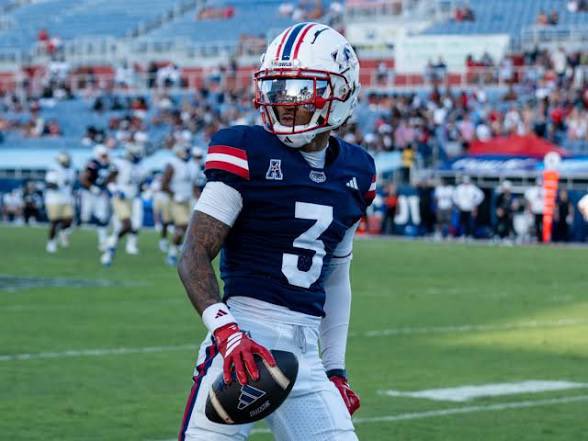tp_5two's tweet photo. Blessed to receive my First D1 Offer from Florida Atlantic University 💙❤️🦉 #AGTG  @Madhousefit @_smj11 @Matty_Weez @coachmariowhite https://t.co/K4LUs4nx0s