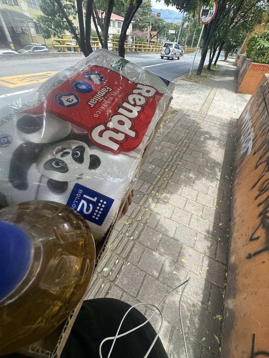 CRSastian's tweet photo. Gente yo voy hasta la puerta de sus casas a recolectar lo que van a donar y lo llevo donde me digan. Así mismo yo también donó cosas propias. 🙏🏻🙏🏻 hay gente que por y o x no puede salir a llevar las cosas https://t.co/BnFHfHQmyb