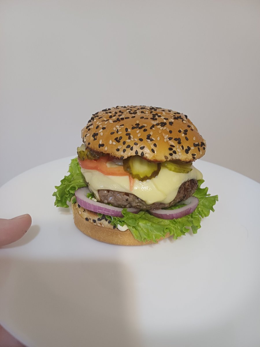 florkee_'s tweet photo. Wszyscy wstawiają tierlisty, a ja pochwalę się moim extra juicy burgerkiem, którego zrobiłam 😤🔥 ocenka 10/10 https://t.co/r5TD0JF3M1